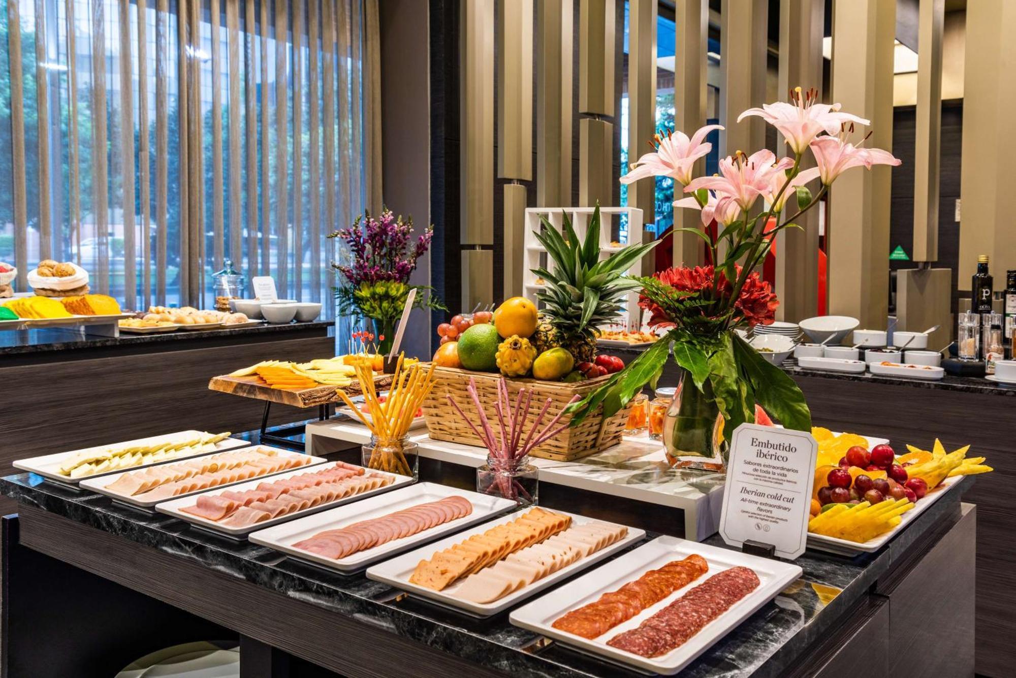 Hotel Nh Collection Bogota Terra 100 Royal Extérieur photo A buffet at a hotel